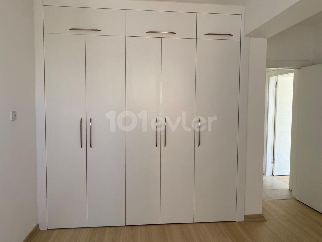 LARGE NEW 3+1 FLAT FOR SALE IN THE CENTER OF KYRENIA