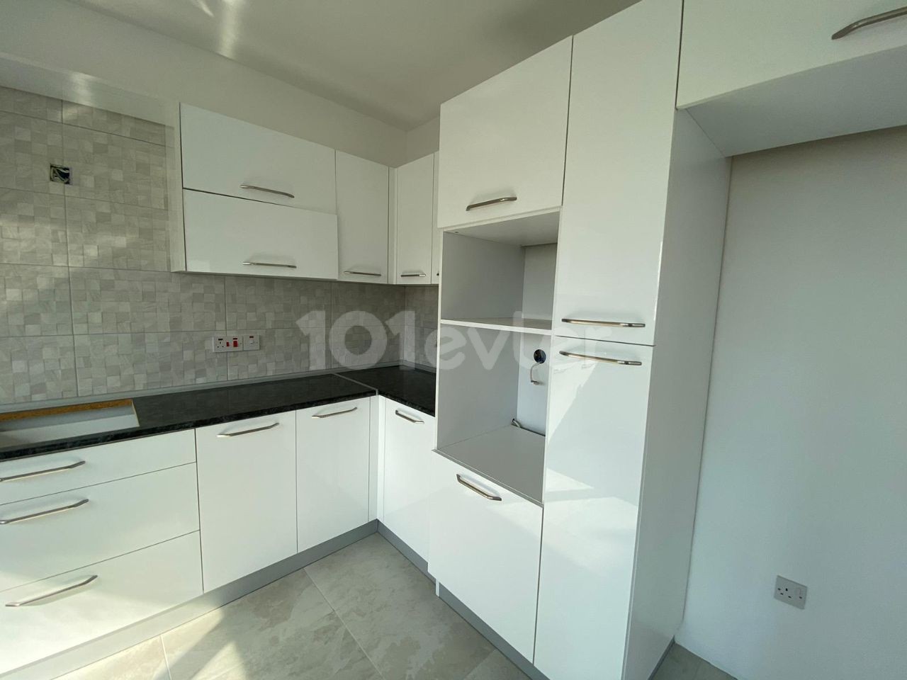 LARGE NEW 3+1 FLAT FOR SALE IN THE CENTER OF KYRENIA