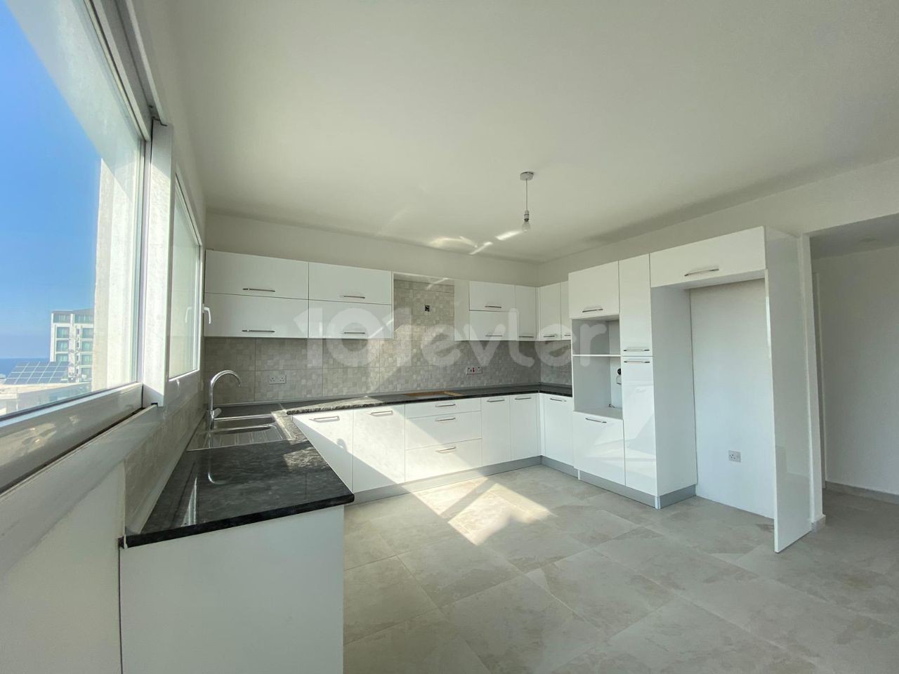 LARGE NEW 3+1 FLAT FOR SALE IN THE CENTER OF KYRENIA