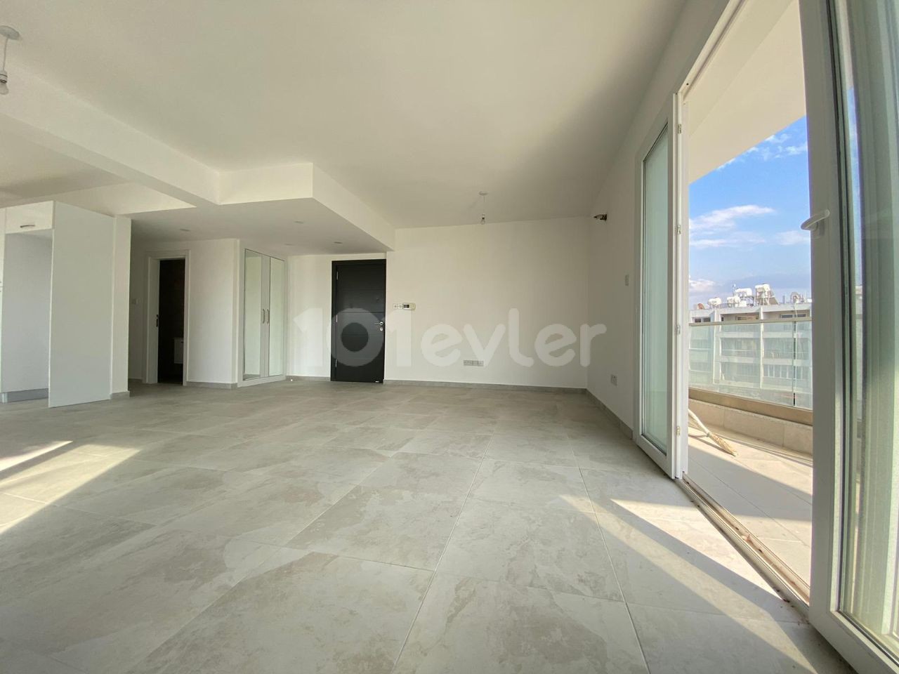 LARGE NEW 3+1 FLAT FOR SALE IN THE CENTER OF KYRENIA