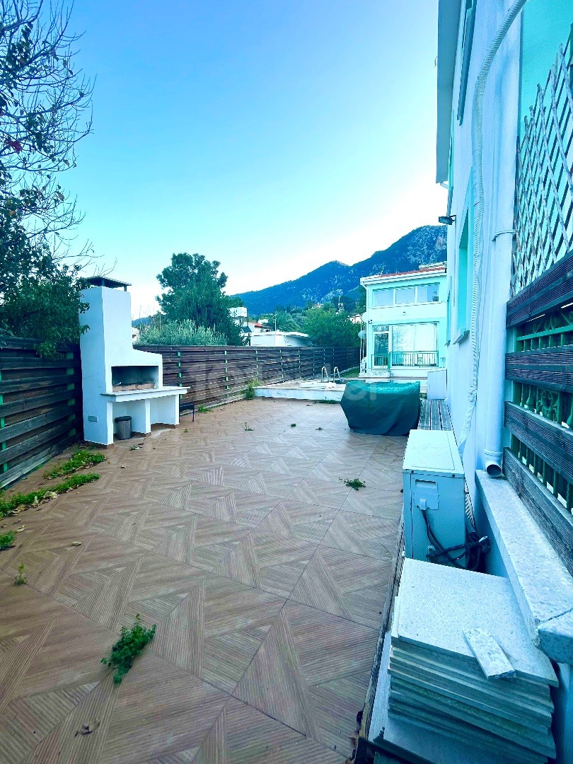 GIRNE LAPTA ,FIYAT DUSTU !!!!! 150000 GBP !!! 3 BUNGALOW  HAVUZLU SADECE 150000 GBP, DENIZ VE DAG MANZARALI  