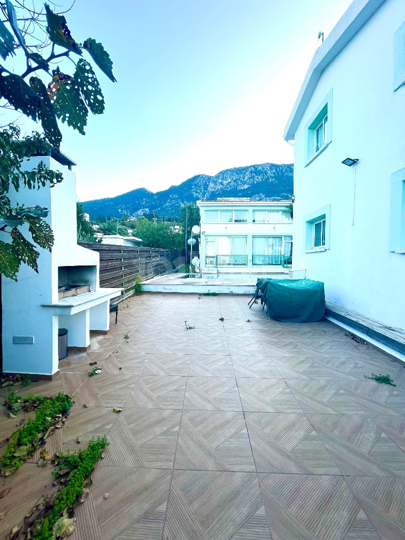 GIRNE LAPTA ,FIYAT DUSTU !!!!! 150000 GBP !!! 3 BUNGALOW  HAVUZLU SADECE 150000 GBP, DENIZ VE DAG MANZARALI  