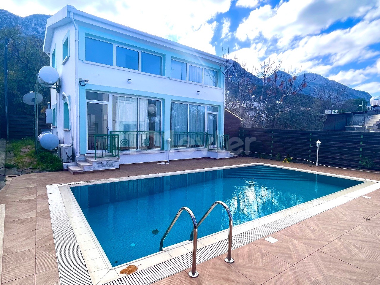 GIRNE LAPTA ,FIYAT DUSTU !!!!! 150000 GBP !!! 3 BUNGALOW  HAVUZLU SADECE 150000 GBP, DENIZ VE DAG MANZARALI  