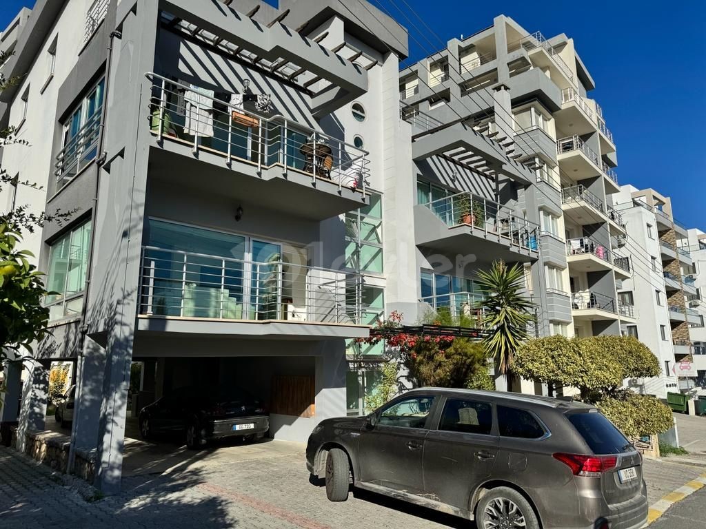 Girne Merkez'de Kiralık Eşyalı Şömineli 3+1 Daire