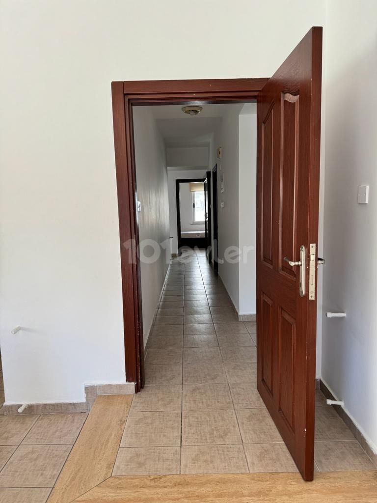 Girne Merkez'de Kiralık Eşyalı Şömineli 3+1 Daire