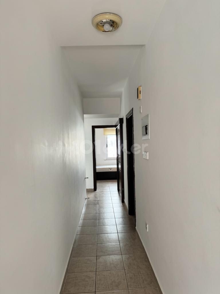 Girne Merkez'de Kiralık Eşyalı Şömineli 3+1 Daire