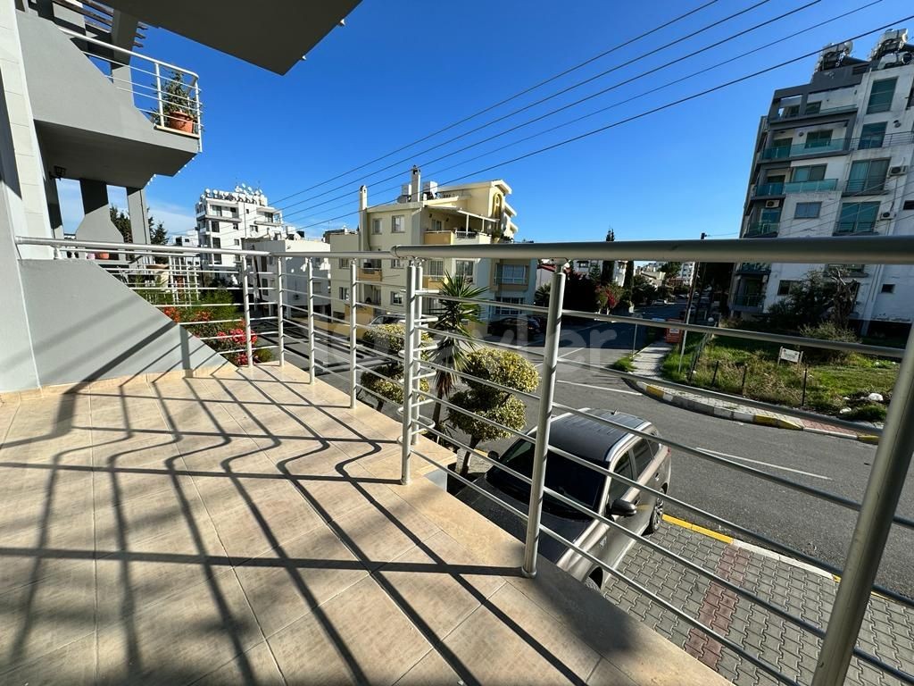 Girne Merkez'de Kiralık Eşyalı Şömineli 3+1 Daire