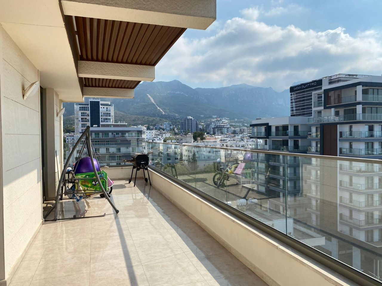 Girne Merkez de Kiralık 3+1 Jakuzili,Kalorifer Sistemli,Deniz ve Dağ Manzaralı Penthouse