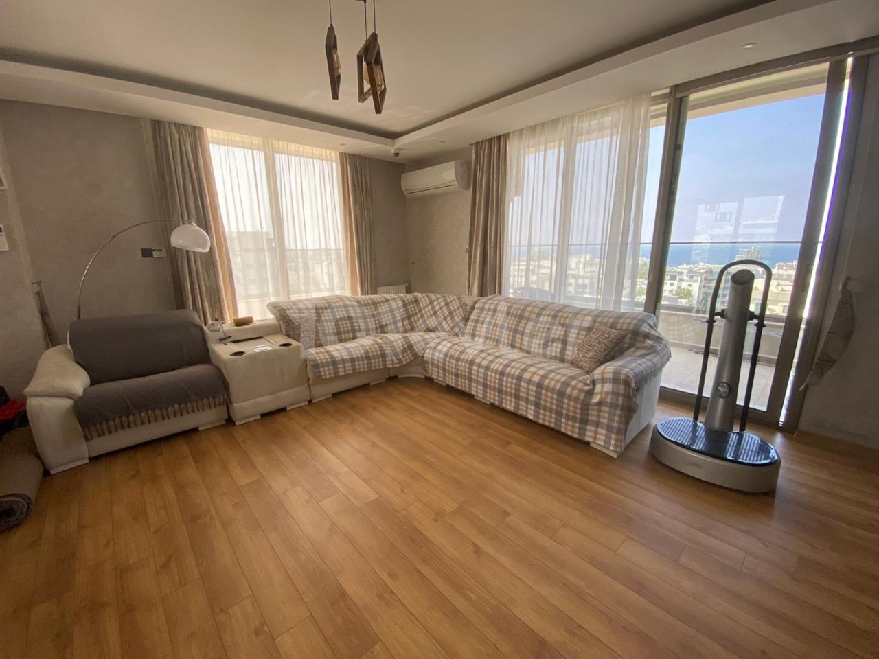 Girne Merkez de Kiralık 3+1 Jakuzili,Kalorifer Sistemli,Deniz ve Dağ Manzaralı Penthouse