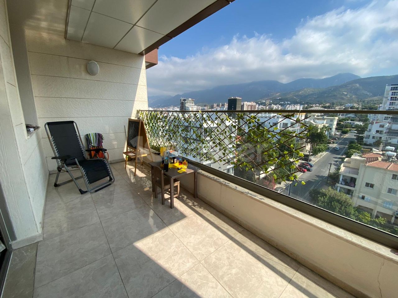 Zu verkaufen 3+1 Penthouse mit Meer- und Bergblick in Kyrenia Zentrum