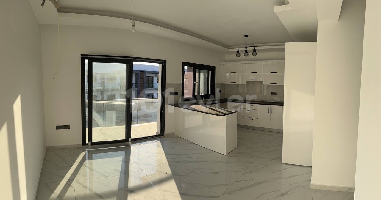 Продается новая квартира 1+1 с террасой в районе Кирении Алсанджак, в пешей доступности от пляжей.