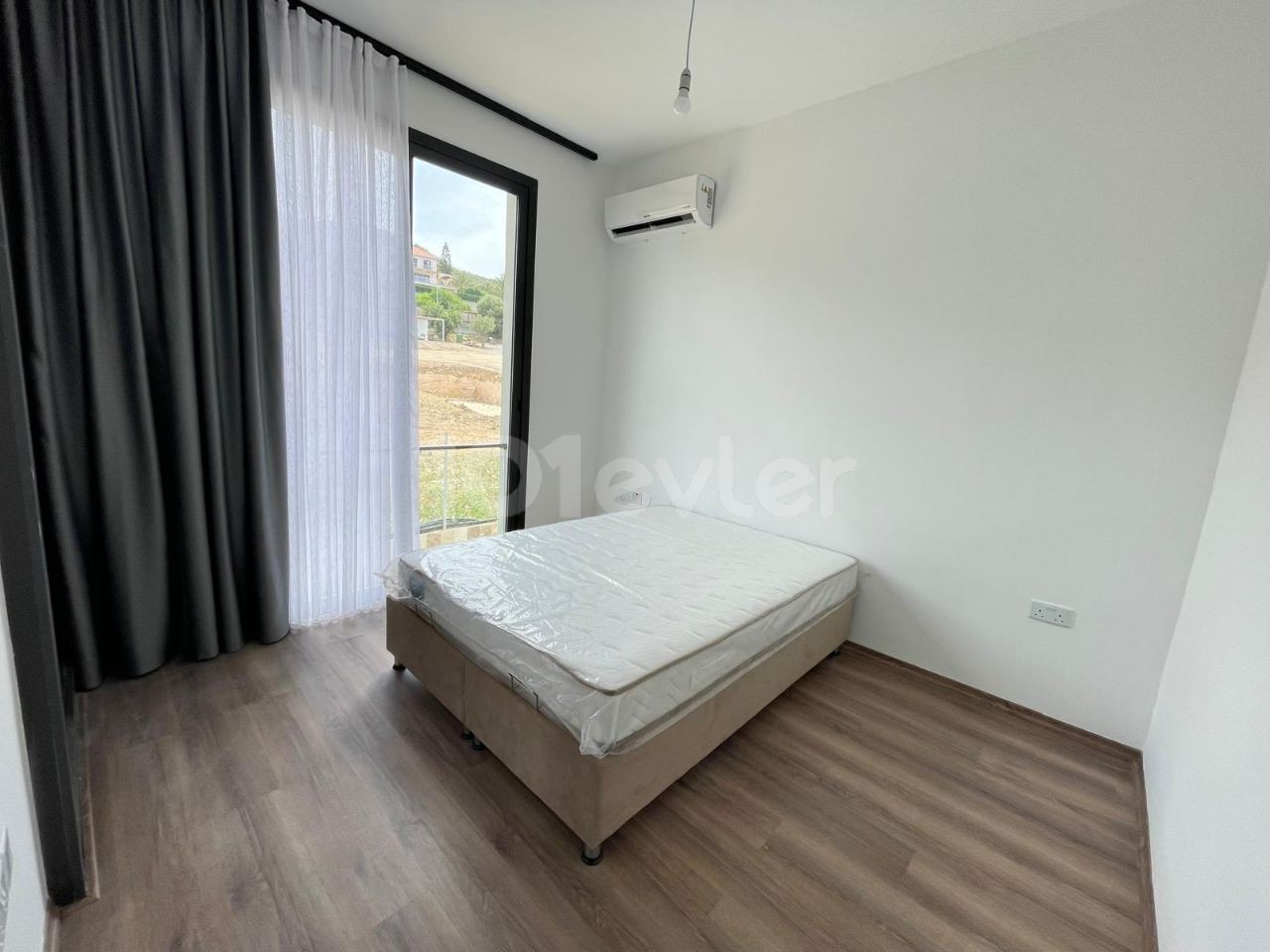 Girne Alsancak da  Ebeveyn Banyolu,Özel Havuzlu Özel Dizayn Edilmiş Kiralık 5+1 Full Eşyalı Villa 