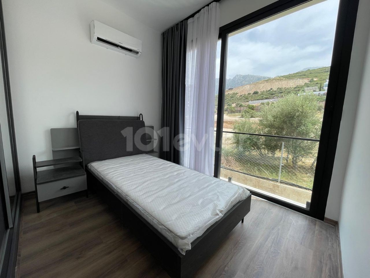 Girne Alsancak da  Ebeveyn Banyolu,Özel Havuzlu Özel Dizayn Edilmiş Kiralık 5+1 Full Eşyalı Villa 