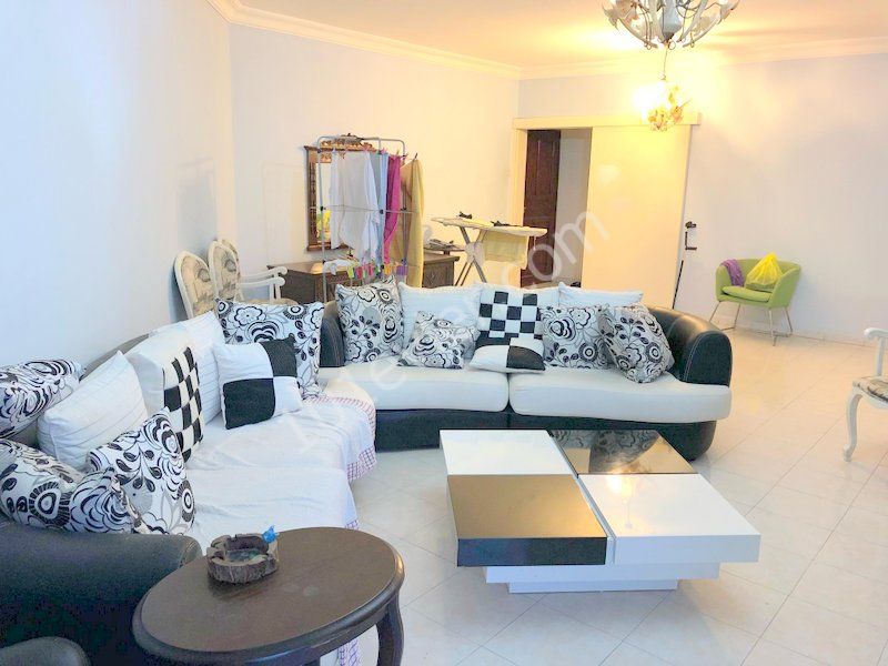 GİRNE MERKEZDE SATILIK DAİRE 