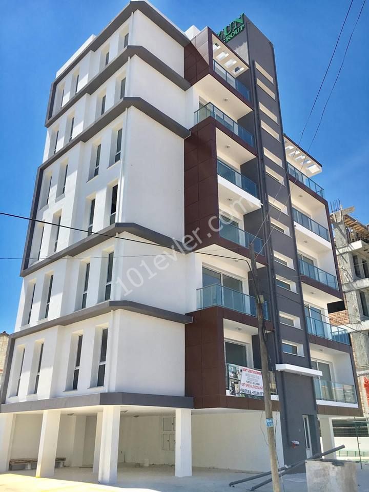 MAĞUSA MERKEZDE SATILIK 2+1 FULL EŞYALI YENİ LÜKS DAİRE 