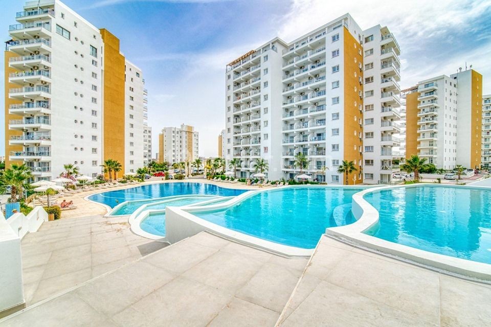 1+1 APARTMENT FOR SALE IN PIER LONG BEACH WITHIN WALKING DISTANCE OF THE SEA ** 