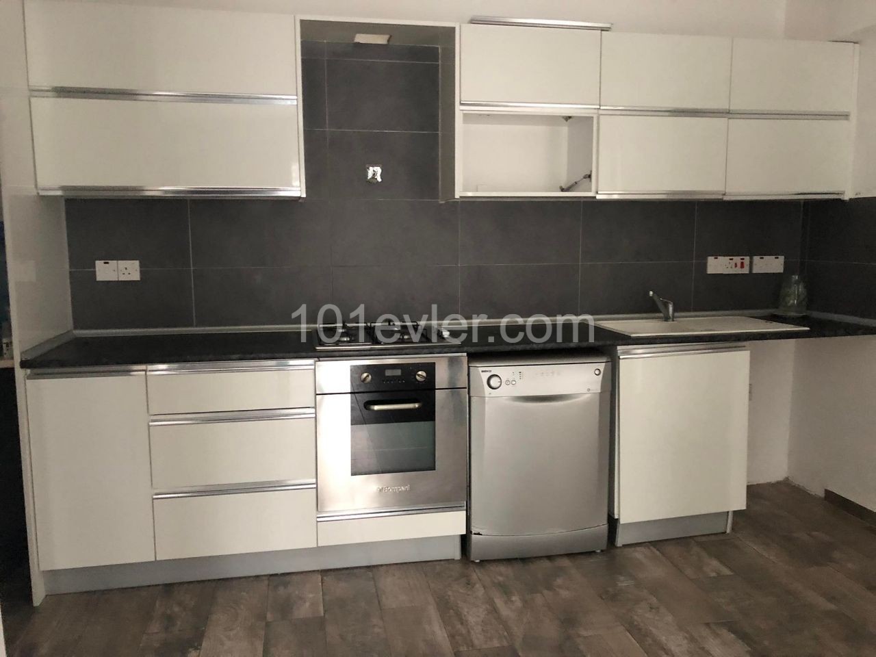 MAĞUSA ŞEHİR MERKEZİNDE SATILIK 2+1 DAİRE 