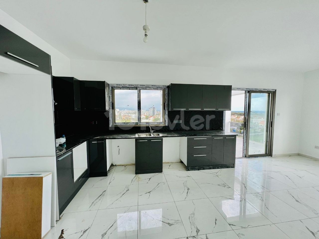 2+1 BRANDNEUE LUXUS-PENTHOUSE ZUM VERKAUF IN YENIBOĞAZİÇI MIT HERRLICHEM MEERBLICK 