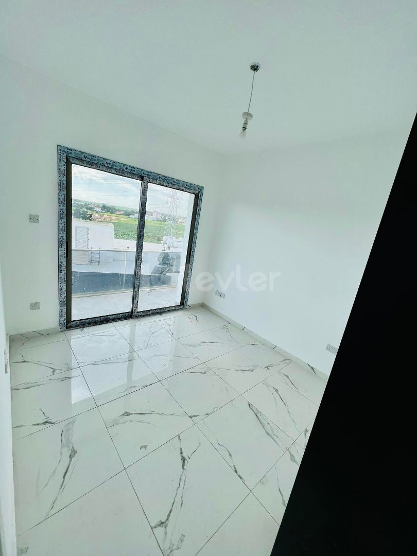 2+1 BRANDNEUE LUXUS-PENTHOUSE ZUM VERKAUF IN YENIBOĞAZİÇI MIT HERRLICHEM MEERBLICK 