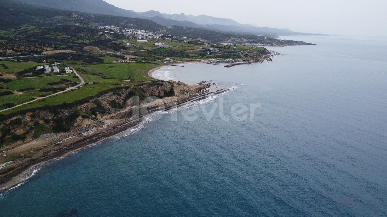 KAPLICA'DA ANAYOL ÜZERİ DENİZE 300 METRE MESAFEDE SATILIK 3917 m2 TARLA