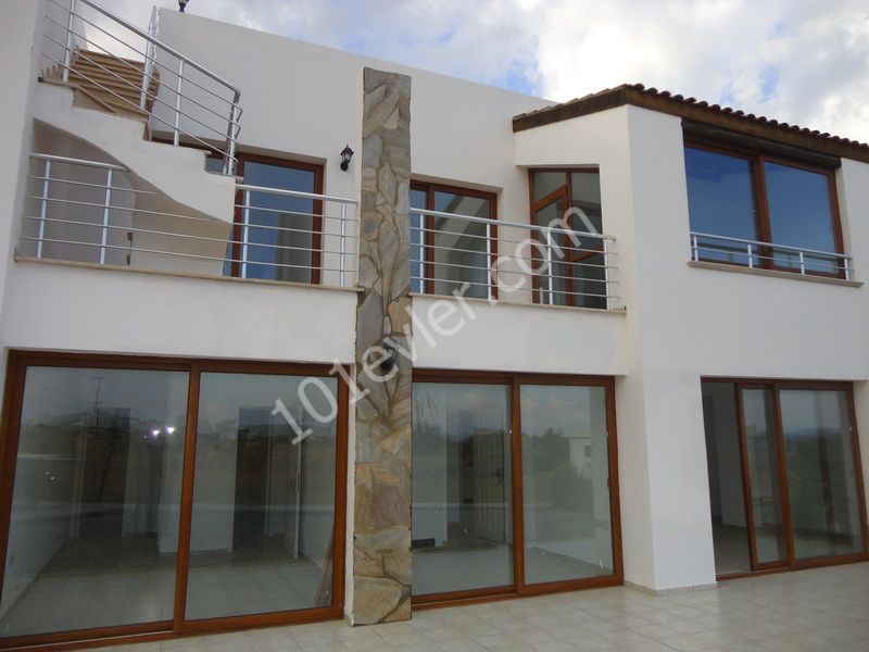 Penthouse for sale in Esentepe with 2 bedrooms + shared pool + sea view ** 