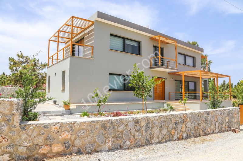 Luxury Villa for sale in Çatalköy with 2 bedrooms + 3m x 11m pool + excellent view + central location ** 