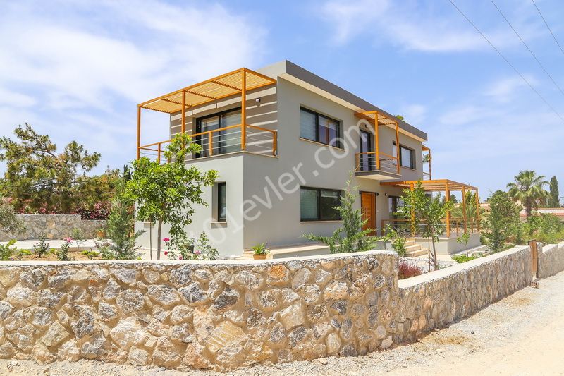 Luxury Villa for sale in Çatalköy with 2 bedrooms + 3m x 11m pool + excellent view + central location ** 