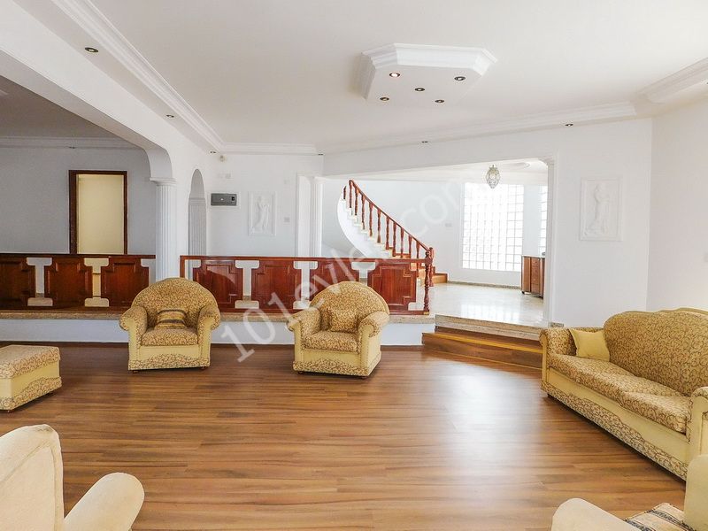 5 yatak odalı + köy içerisinde mükemmel manzaralı + eşyalı + butik otel olma potansiyeli Satılık büyük Villa