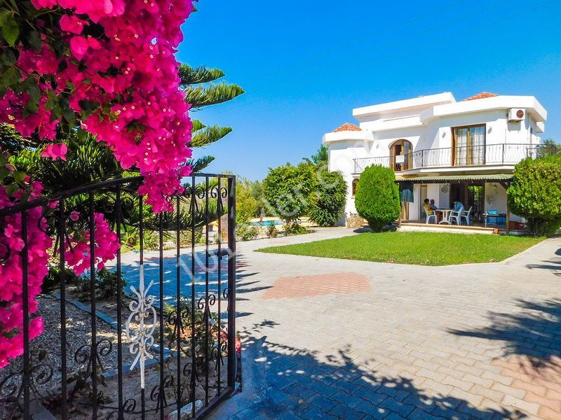 3-bedroom villa with swimming pool + Landscaped garden + mountain and sea views for sale in Alsancak Kocan is named after its owner. K.D.V Has Been Paid ** 