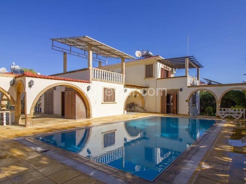 Great Location - Spacious  Luxury 3 + 1 Bedroom Villa Set in a Private Exclusive Development - close to Escape Beach in Alsancak