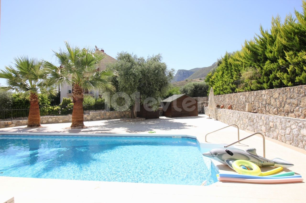 Perfect Location-4 Bedroom Villa Llogara Private Pool, Mountain and Sea vie Llogara-10 Minutes from the English School of Kyrenia **  ** 