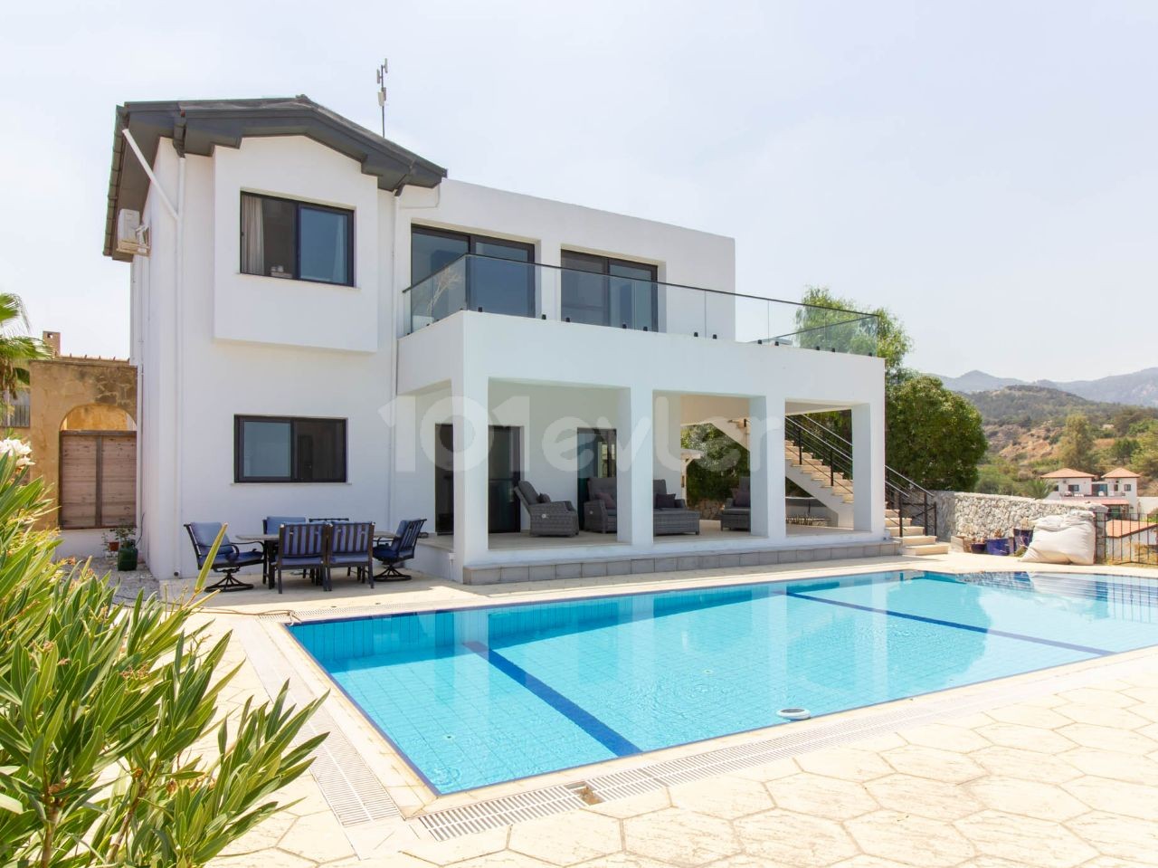 3-Zimmer-Villa mit Garten + Privater Pool + Weiß Möbliert + klimatisiert + Berg-und Meerblick ** 