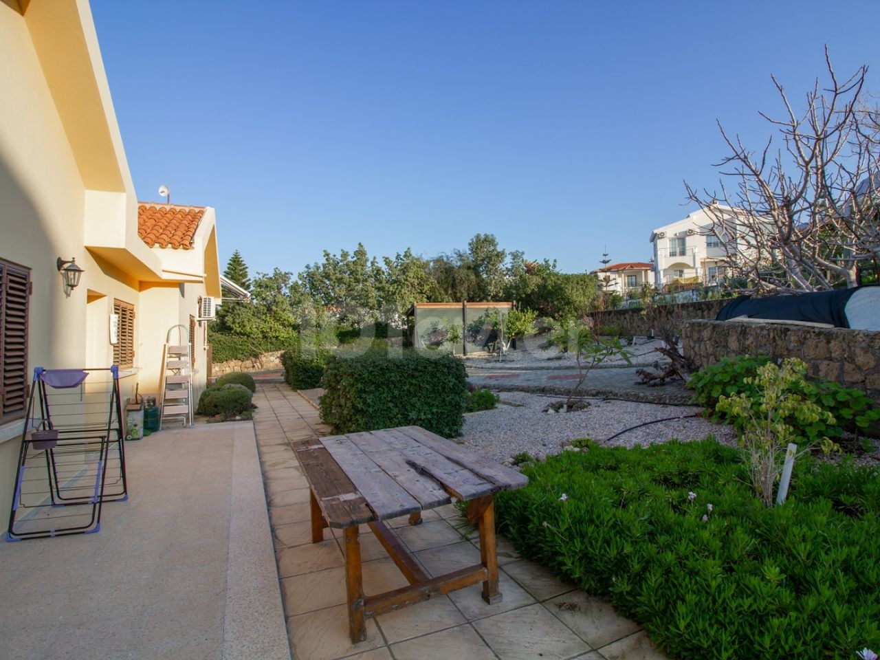 Редкая возможность приобрести это хорошо представленное бунгало с 3 спальнями и частным бассейном - расположенное на 1 донуме земли в популярной кипрской деревне Каталкой.