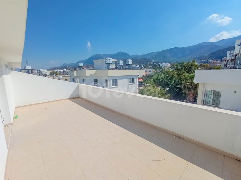 Geräumige 3+1-Maisonette-Wohnung in Alsancak + Herrlicher Blick auf die Berge + Zentrale Lage