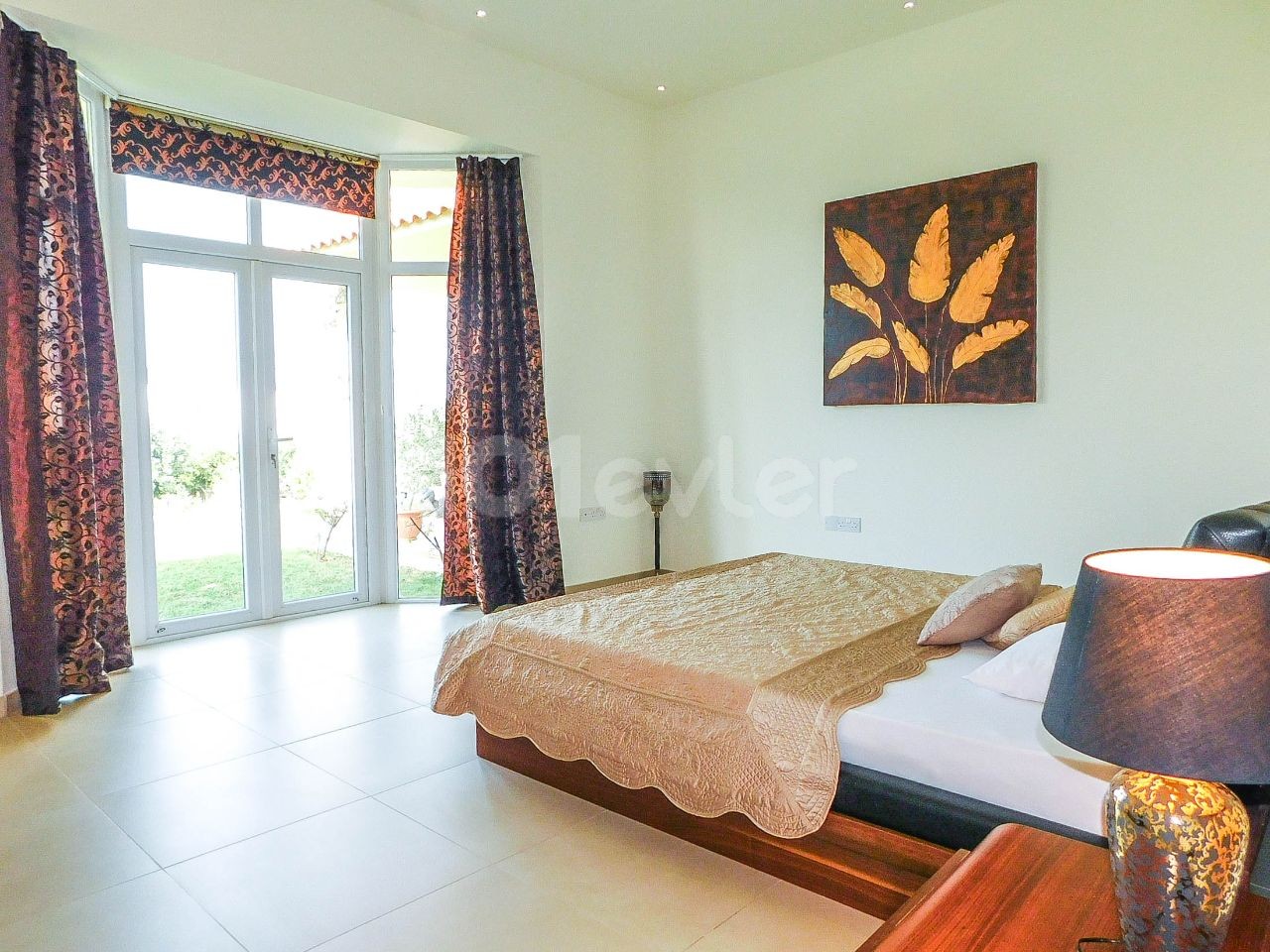 Building Award-winning Dream Bungalow + Indoor Pool + Jacuzzi + 3 Bedrooms + Spacious Well-kept Garden + In a Decent Area