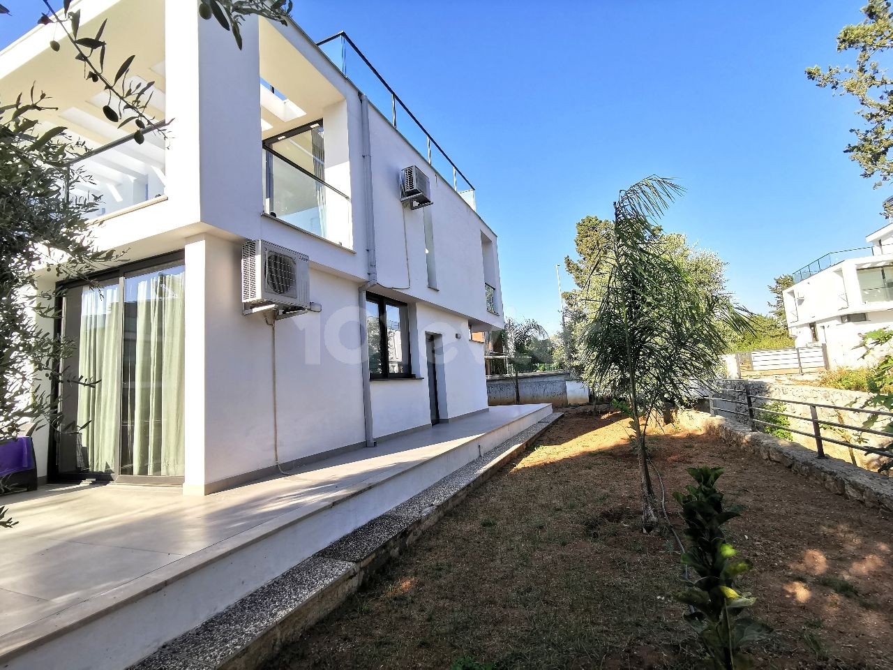 Neu erbaute 2 + 1-Villa zur Miete mit großer Terrasse und privatem Pool im Herzen von Ozanköy