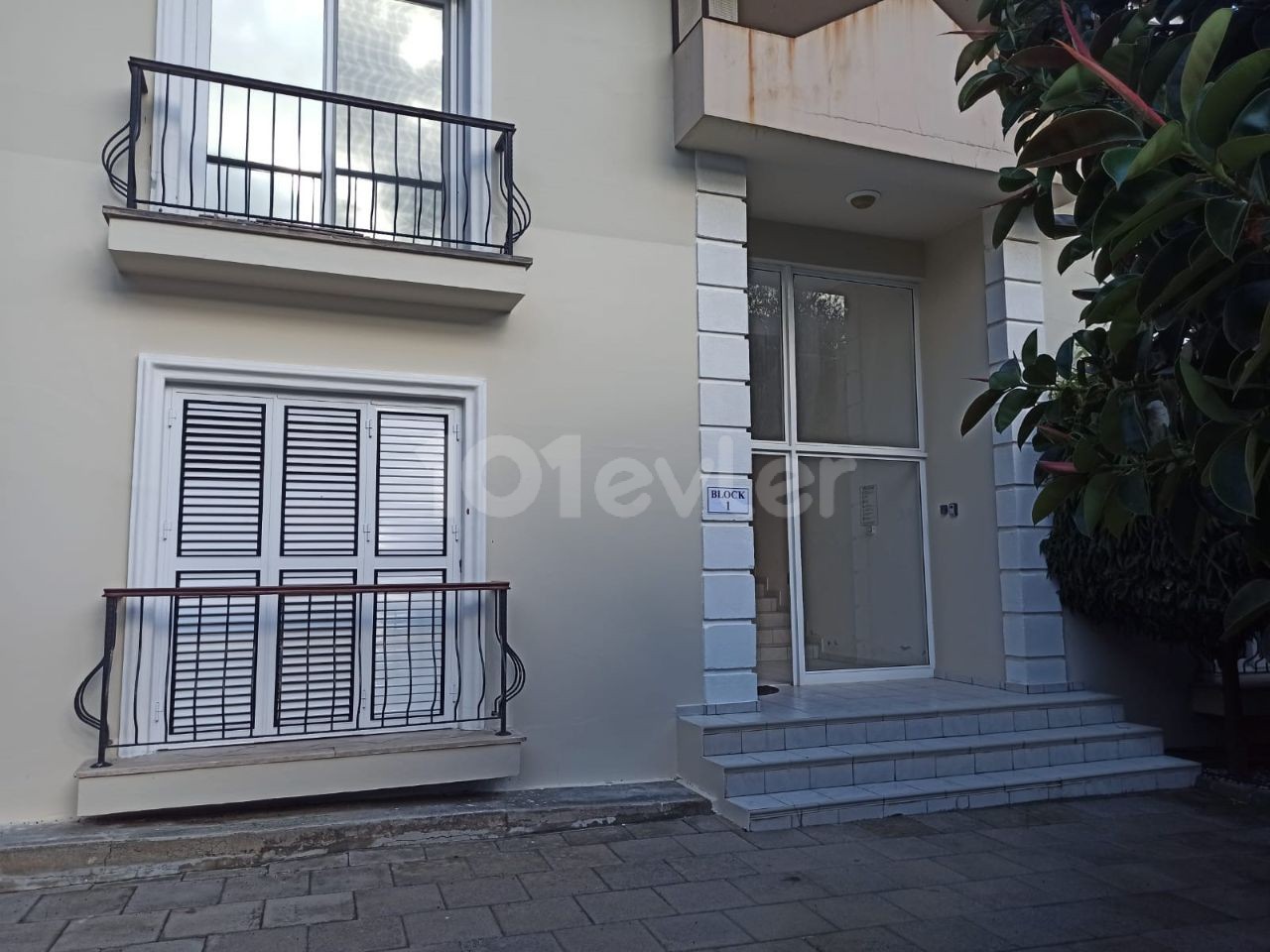 A luxurious spacious 3 bedroom fully renovated ground floor apartment + communal pool (rented)