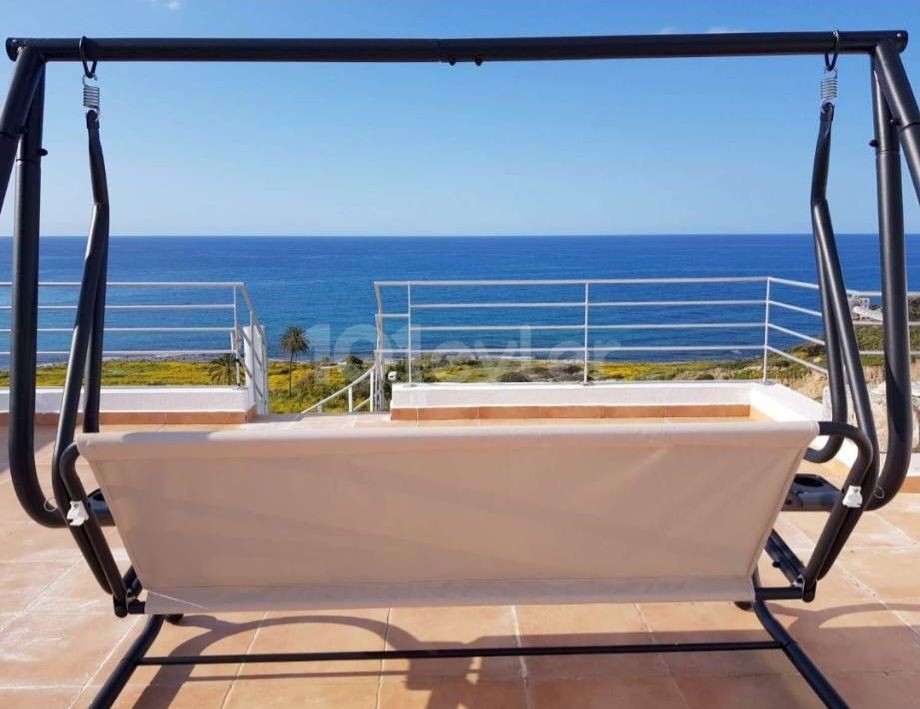 Voll ausgestattetes Penthouse mit 2 Schlafzimmern und Blick auf die Palmenbucht, direkt am Strand zur Langzeitmiete