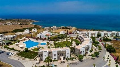 Voll ausgestattetes Penthouse mit 2 Schlafzimmern und Blick auf die Palmenbucht, direkt am Strand zur Langzeitmiete