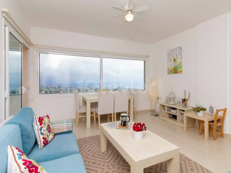 3+1 Wohnung in einem Komplex mit Berg- und Meerblick und privater Dachterrasse zum Verkauf in Çatalköy, Kyrenia