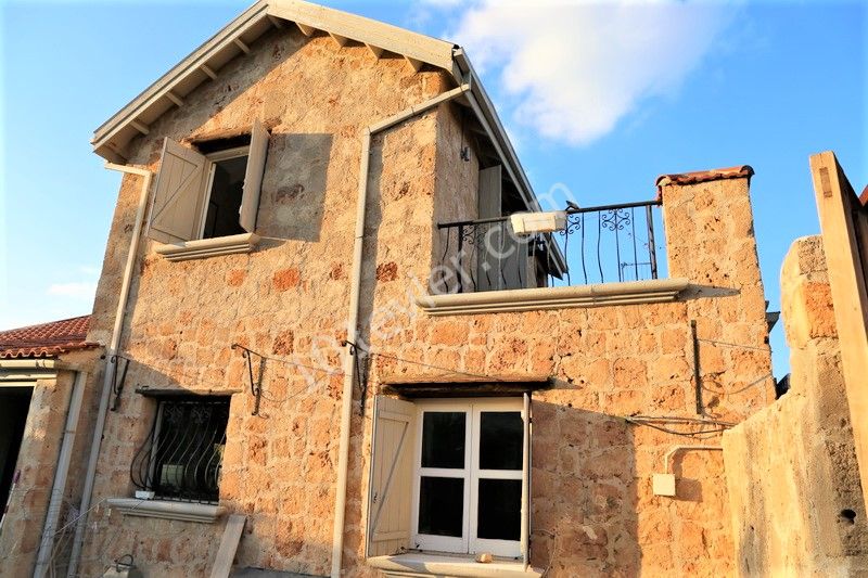 Çatalköy'de 3 Yatak odalı + 8m x 4m yüzme havuzlu + geniş arazi + su kuyusu Satılık Villa