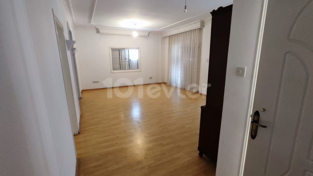 3+1 apartment of 155m2 suitable for large family living in Famagusta Derinya