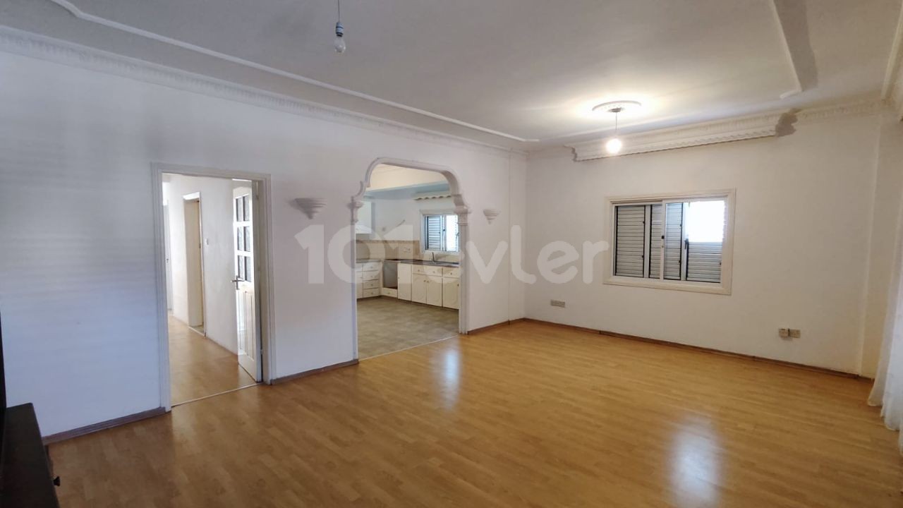 3+1 apartment of 155m2 suitable for large family living in Famagusta Derinya