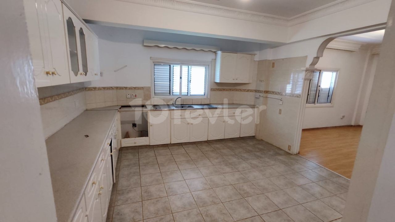 3+1 apartment of 155m2 suitable for large family living in Famagusta Derinya