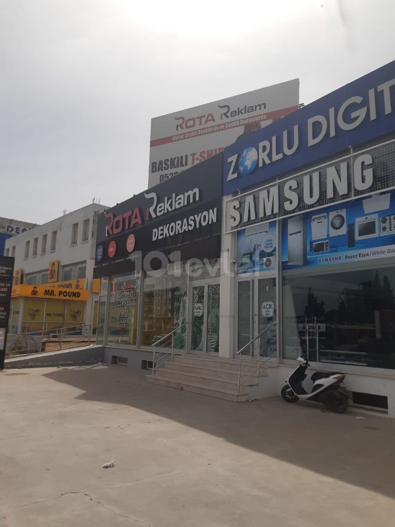 Сдается в аренду магазин площадью 230 м2 на главной улице рядом с Famagusta Deniz Plaza.