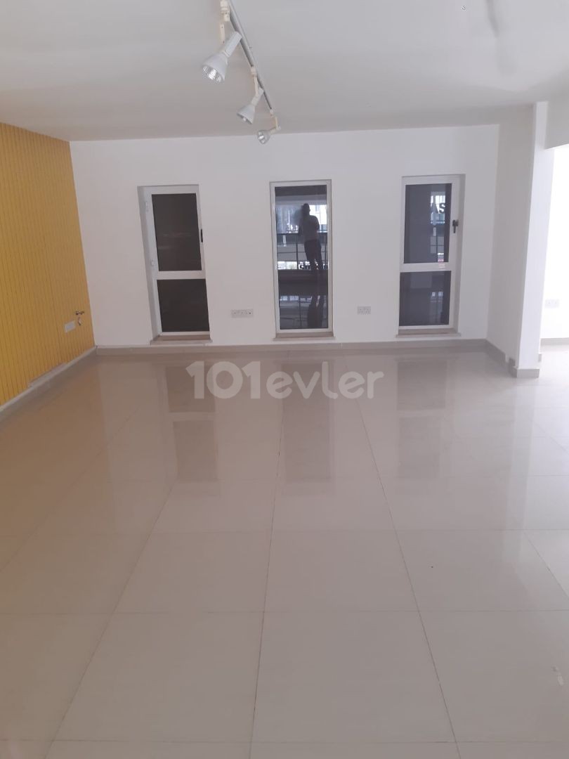 Gazimağusa Deniz Plaza yanında ana cadde üzerinde kiralık sendeli 230 m2 dükkan kiralıktır.