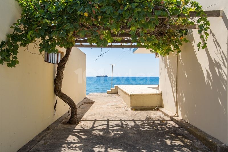 VOR 74 TÜRKISCHE EIGENTUMSURKUNDE, AM STRAND MIT PRIVATEM POOL, 3 SCHLAFZIMMER BUNGALOW IN BOGAZ