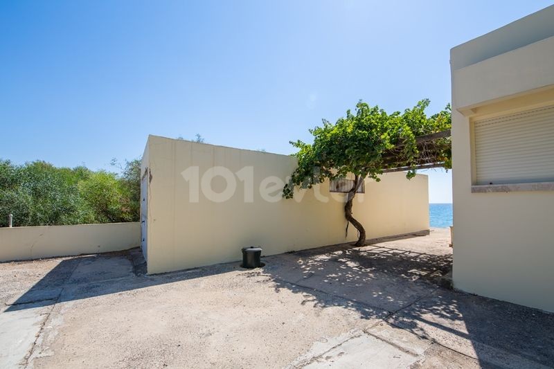 VOR 74 TÜRKISCHE EIGENTUMSURKUNDE, AM STRAND MIT PRIVATEM POOL, 3 SCHLAFZIMMER BUNGALOW IN BOGAZ