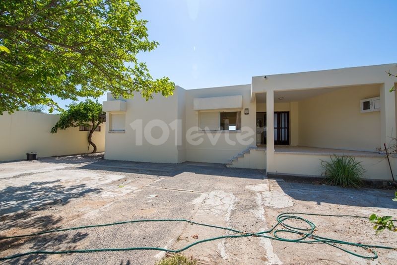 VOR 74 TÜRKISCHE EIGENTUMSURKUNDE, AM STRAND MIT PRIVATEM POOL, 3 SCHLAFZIMMER BUNGALOW IN BOGAZ