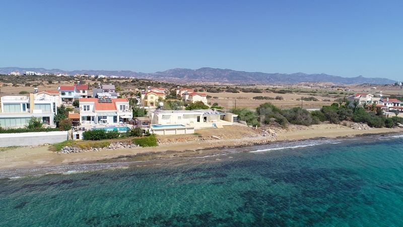 VOR 74 TÜRKISCHE EIGENTUMSURKUNDE, AM STRAND MIT PRIVATEM POOL, 3 SCHLAFZIMMER BUNGALOW IN BOGAZ